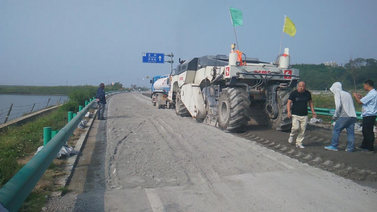 RZ2300，大連濱海公路冷再生施工